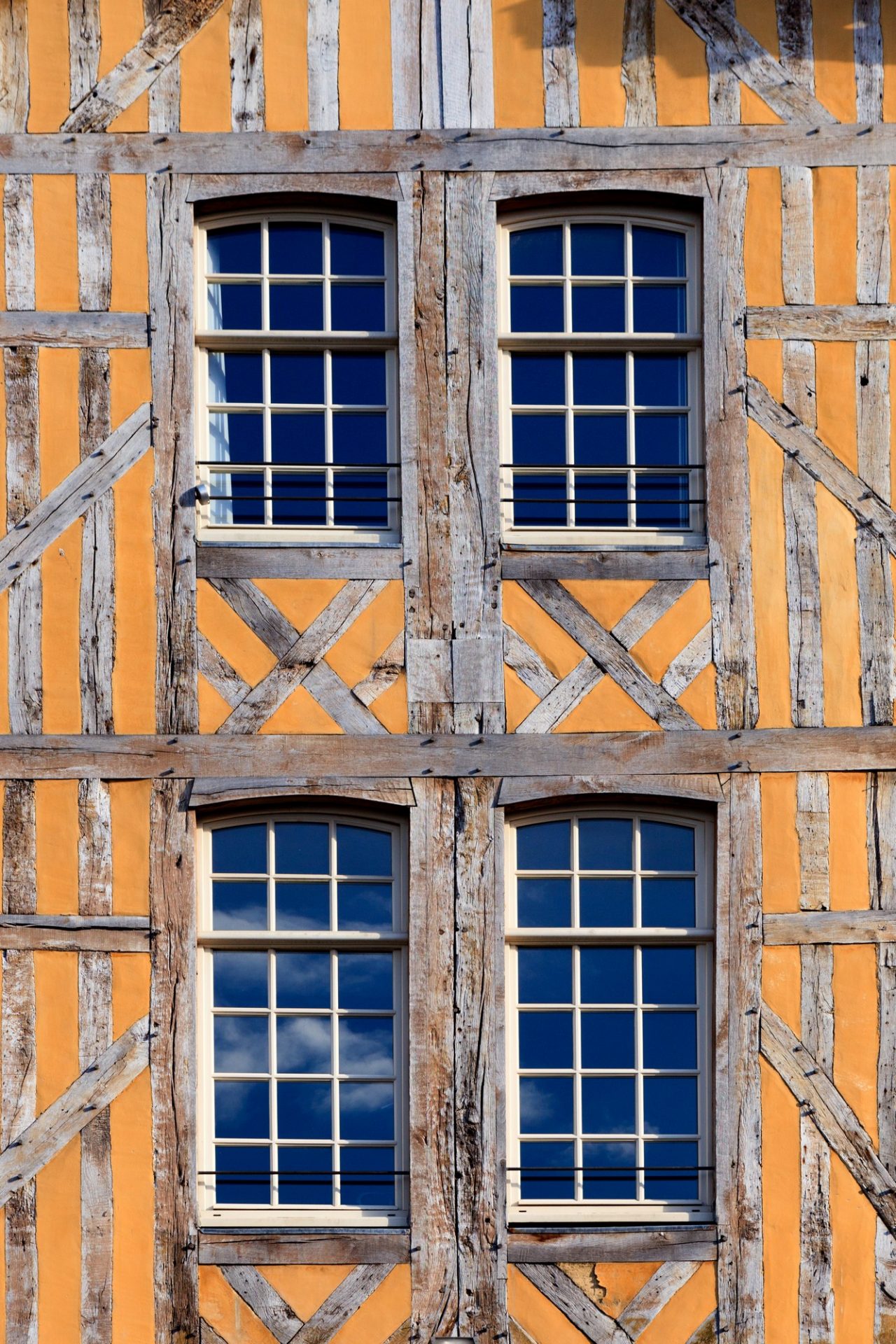 Between 5 and 10 kilometers around Troyes