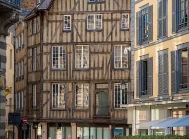 A very strange balcony…