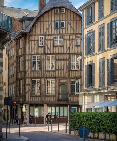 A very strange balcony…