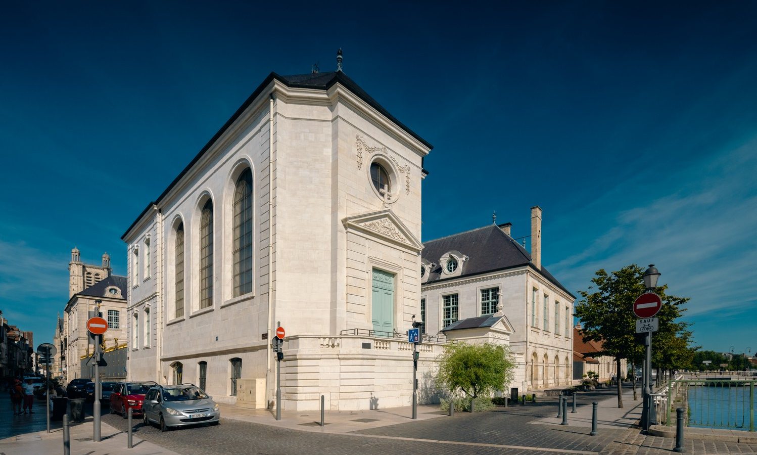 “La Cité du Vitrail” (“The stained glass city”): the “Hôtel-Dieu”, a jewel box – episode 6