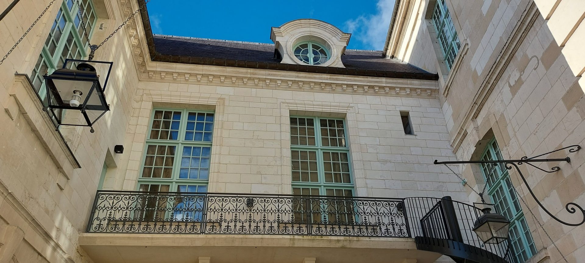 “La Cité du Vitrail” (“The stained glass city”): artworks at eye level and within easy reach – episode 8